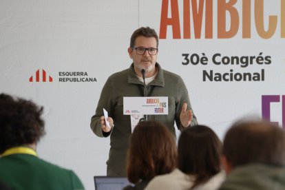 El vicesecretario general de comunicación, Isaac Albert atiende los medios en el congreso de ERC