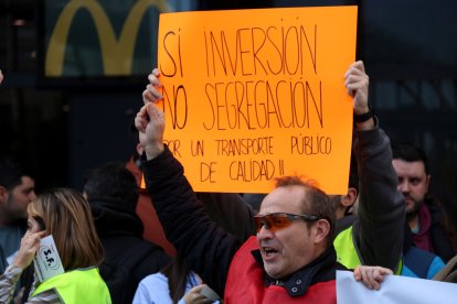 Una de las pancartas reclamando más inversión y en contra de la