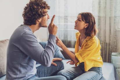 Imagen de recurso de una pareja discutiendo.