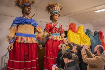 Fotografía de los Gegants Indis de Reus. El de la izquierda ya con el rostro reconstruido después de la caída sufrida durante octubre en Barcelona.