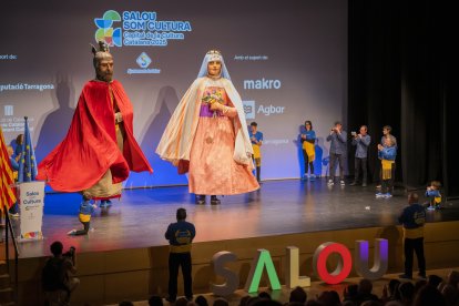 La actuación de los Gegants Reis de Salou en la gala inaugural de ayer por la noche.