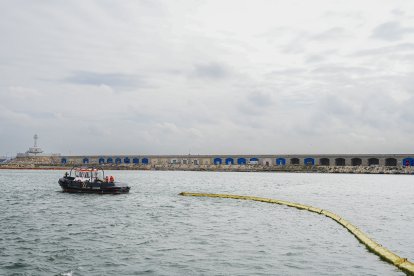 El Puerto de Tarragona ha instalado una barrera marina de 250 metros desplegada desde una embarcación.
