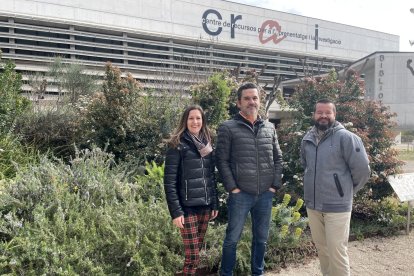 La profesora e investigadora, Maite Novo, el técnico de Medio Ambiente, Toni de la Torre, y Zoel Salvadó, profesor de Didáctica de las Ciencias Experimentales en la URV.