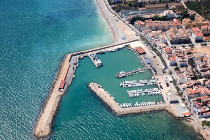 Vista aérea de la dársena del puerto de las Casas de Alcanar.