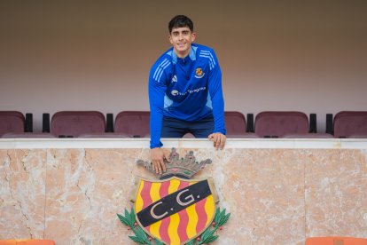 El mediocampista del Nàstic, Marc Montalvo, tocando el escudo que luce en el palco del Nou Estadi Costa Daurada.