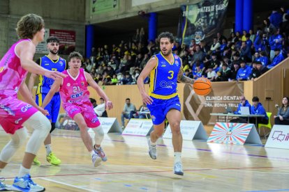 El jugador del CB Salou, Víctor Aguilar, durante el último partido contra el CBT el pasado domingo.