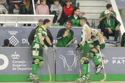 Els jugadors del Calafell escoltant al tècnic Guillem Cabestany.
