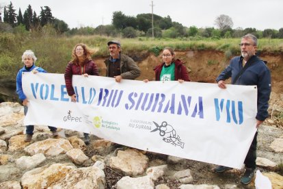 Miembros de la PDE, Gepec y Aigua És Vida, en el barranco de Barenys.