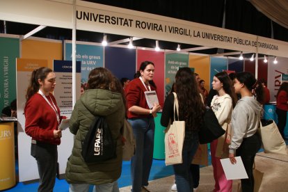 Orientadores de la URV resuelven dudas a estudiantes de los centros de la demarcación de Tarragona en el Espacio del Estudiante de Valls.