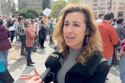 La presidenta del grup parlamentari de la CUP, Laia Estrada, a la manifestació de Tarragona