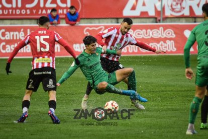 Marc Montalvo patint una falta contra el Zamora.