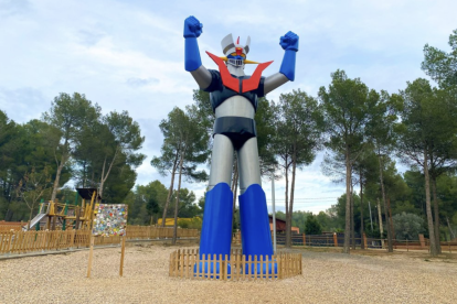 Imatge de l’estàtua de Mazinger Z a Cabra del Camp.