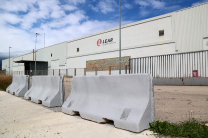 Bloques de hormigón limitan el acceso de los vehículos a las antiguas naves de Lear en Roquetes.