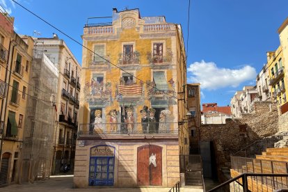 Imagen de la fachada pintada de la plaza de los Sedasos de Tarragona.