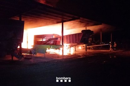Los bomberos trabajando en el incendio de l'Arboç.