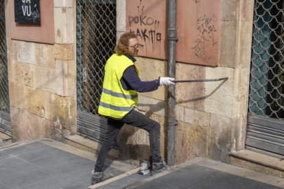 un operari de la Brigada col·locant la barana.