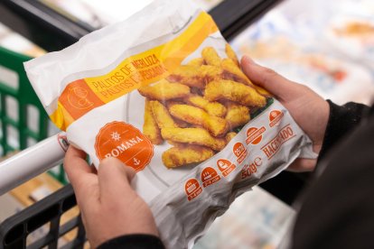 Bolsa de bastoncillos de lluç congelados con informació sobre diferentes maneras de cocinarlos.