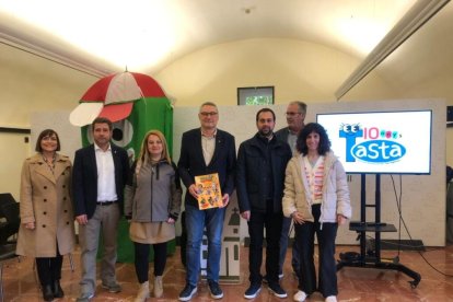 Les autoritats i tècnics, en la presentació de l’àlbum.