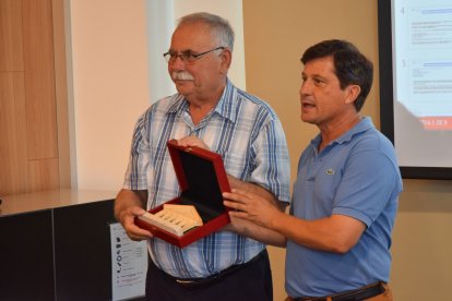 Josep Maria Maceira, a la derecha, durante la entrega de un obsequio en un acto en el Port de Tarragona.