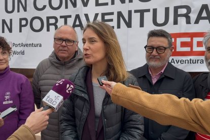 Jéssica Albiach abans de reunir-se amb el comité d'empresa de PortAventura.