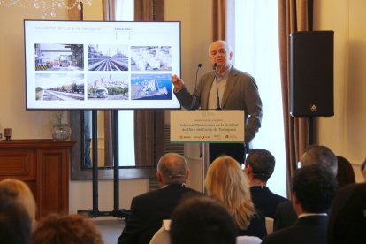 El catedràtic de la URV, Francesc Borrull, durant la presentació de l'estudi de la qualitat de l'aire, a Casa Miret de Tarragona.
