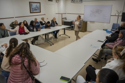 Imagen de uno de los encuentros semanales de primera acogida, liderada por la presidenta de la asociación, Marta Lucía Benjumea.