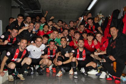 Los jugadores del Reus FC Reddis celebrando el ascenso en el vestuario del San Cristóbal.