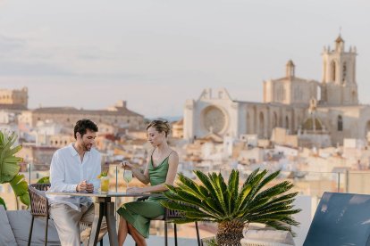 Imagen de la terraza Rooftop Caelum, situada en el hotel H10 Imperial Tarraco.