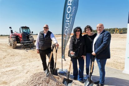 L’equip de govern de l’Ajuntament de Bràfim en l’acte de col·locació de la 1a pedra de la nau de Logicor.