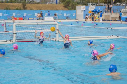 Diferentes jóvenes disputando un partido de waterpolo en la piscina Sylvia Fontana en el marco de la competición HaBaWaBa.