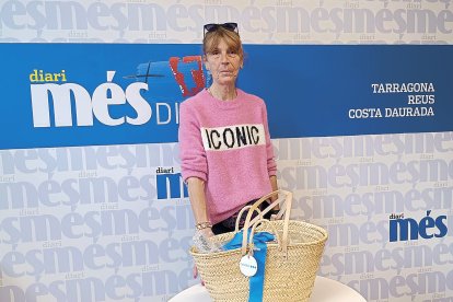 Cristina Porta Terradas amb la cistella de Caprabo i Diari Més