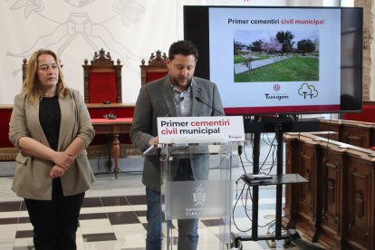 L'alcalde de Tarragona, Rubén Viñuales, i la presidenta d'Emserfumt, Ivana Martínez, durant la presentació del cementiri civil municipal.