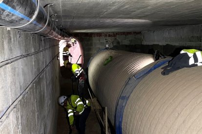 Operaris treballant en una actuació de reforç preventiva en la canonada principal del CAT a l'Ametlla de Mar.