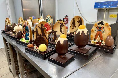 Diverses figures de mones a l'obrador de la pastissera Zaguirre de Terrassa.