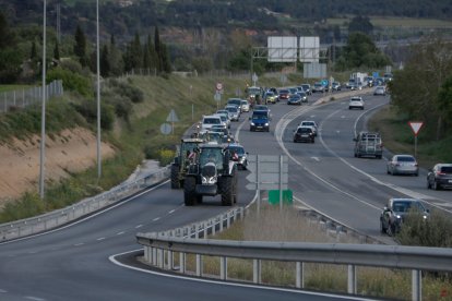 Tractores del Gremio del Campesinado, a su paso por la C-14, durante la marcha lenta organizada este domingo por la tarde