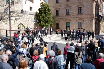 Els representants del consistori de Calafell i veïns de la localitat en el minut de silenci per condemnar la mort d'una habitant de la població a mans de la seva parella.