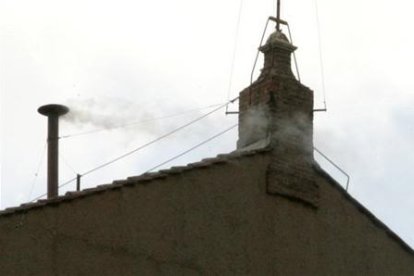 La fumata blanca a la Capella Sixtina indica que un nou papa ha estat escollit.