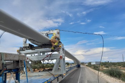 Imagen del camión que ha quedado enganchado al cableado telefónico.