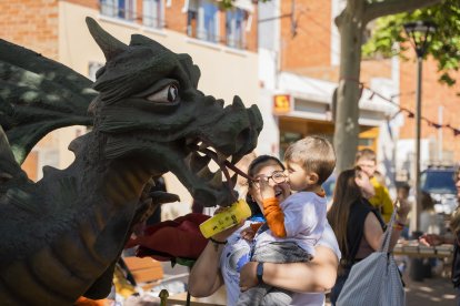 Un nen amb el Drac del Morell, que presidia els actes de la rambla Joan Maragall.