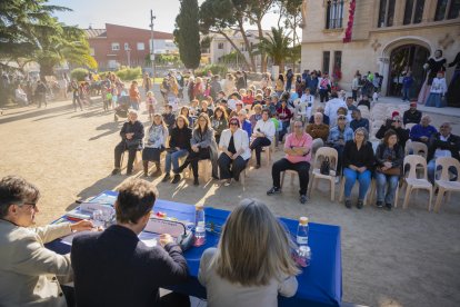 El caricaturista y escritor vilasecano Andreu Faro presentó el último cuento, dedicado al Esbart Dansaire.