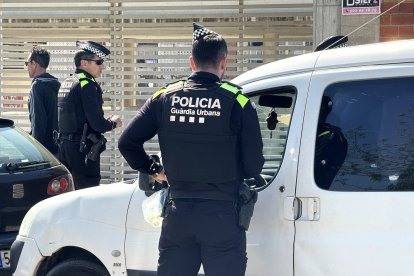 Agentes de la Unidad de Tráfico y Transportes durante la campaña.