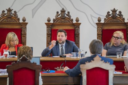 Imagen de la sesión plenaria que tuvo lugar ayer en el Ayuntamiento de Tarragona.