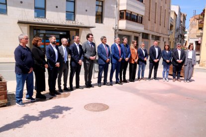 Foto de familia de los alcaldes de la Ribera d'Ebre con el conseller Miquel Sàmper.
