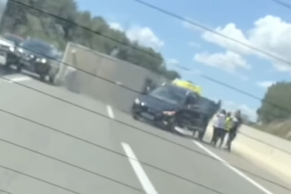 Imagen del vehículo volcado en la AP-7 en Tarragona
