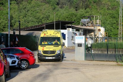 Una ambulància sortint de la planta de reciclatge de bateries de Bonmatí.