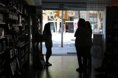 Un comerç de l'Avinguda Josep Tarradellas de Barcelona sense llum