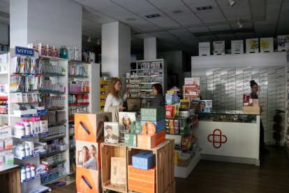 La Farmàcia Tarradellas, prop de Sants Estació, a Barcelona, sense llum