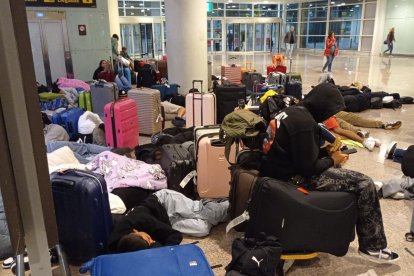 Imagen de los jóvenes en el suelo del Aeropuerto del Prat.