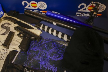 Vista de las armas expuestas por Policía Nacional, que ha desarticulado un 'programa' o estructura de la mara salvadoreña Salvatrucha pretendía establecerse en España.