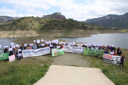 Imagen de la concentración de una veintena de entidades para reclamar el fin del trasvase del Siurana hacia Riudecanyes.